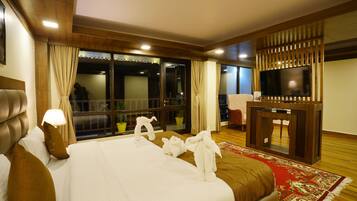 أغطية فراش متميزة ومساحة عمل للكمبيوتر المحمول وتجهيزات عازلة للصوت