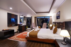 Kamar Eksekutif | Seprai premium, ruang kerja ramah laptop, kedap suara, dan seprai linen
