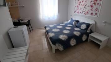 1 bedroom, bed sheets