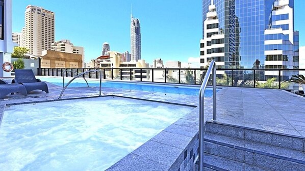 Una piscina cubierta, una piscina climatizada