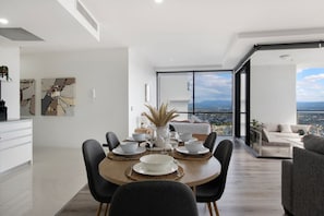 Un comedor moderno con vistas a la ciudad.