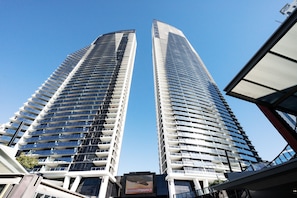 Deux bâtiments modernes et imposants, dotés d’une conception aux lignes courbes, et caractérisés par de nombreuses fenêtres et des balcons.