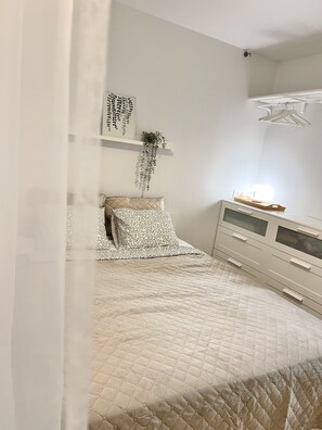 1 habitación, tabla de planchar con plancha, wifi y ropa de cama 