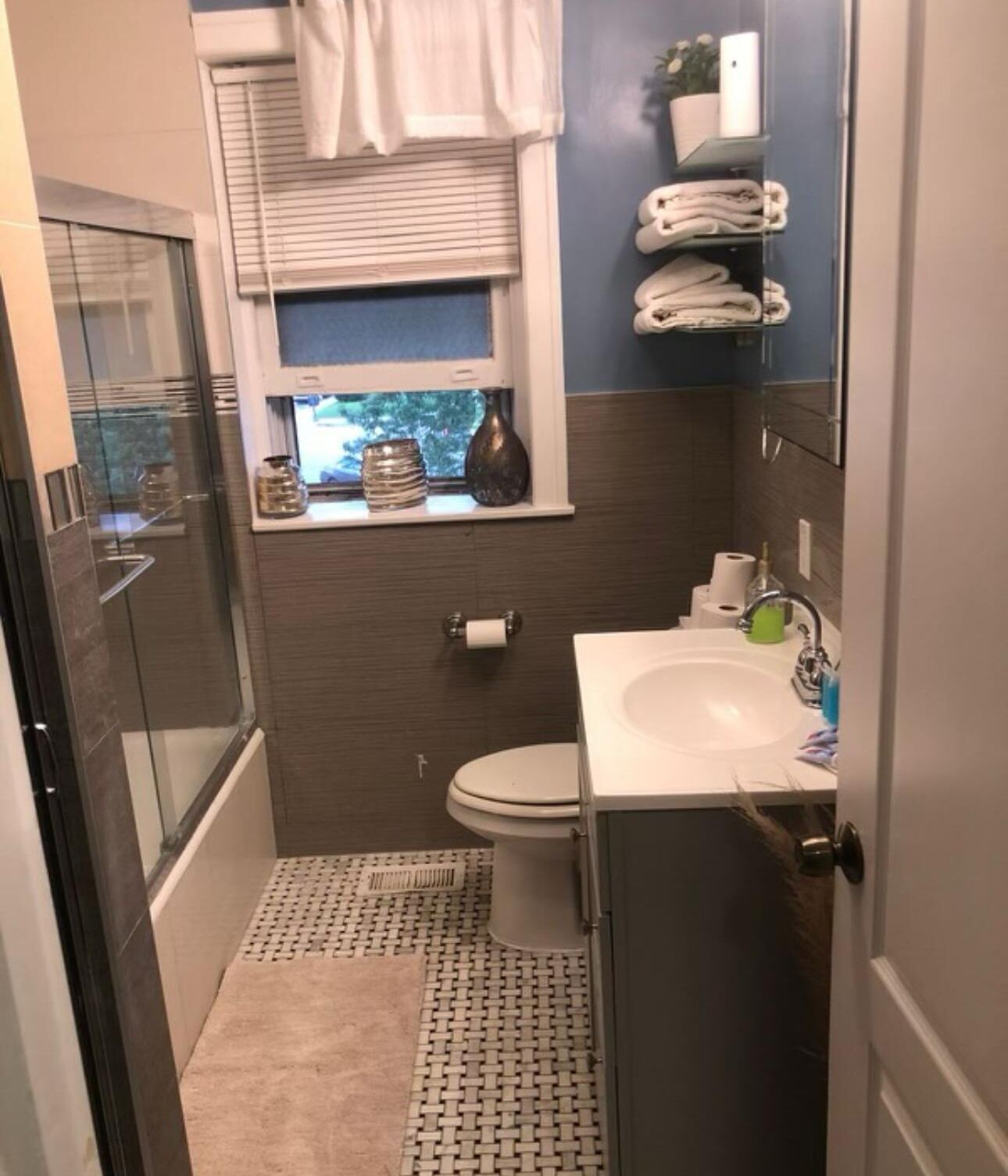 ヘアドライヤー、タオル、トイレットペーパー