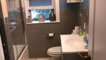 Secador de pelo, toallas, papel higiénico