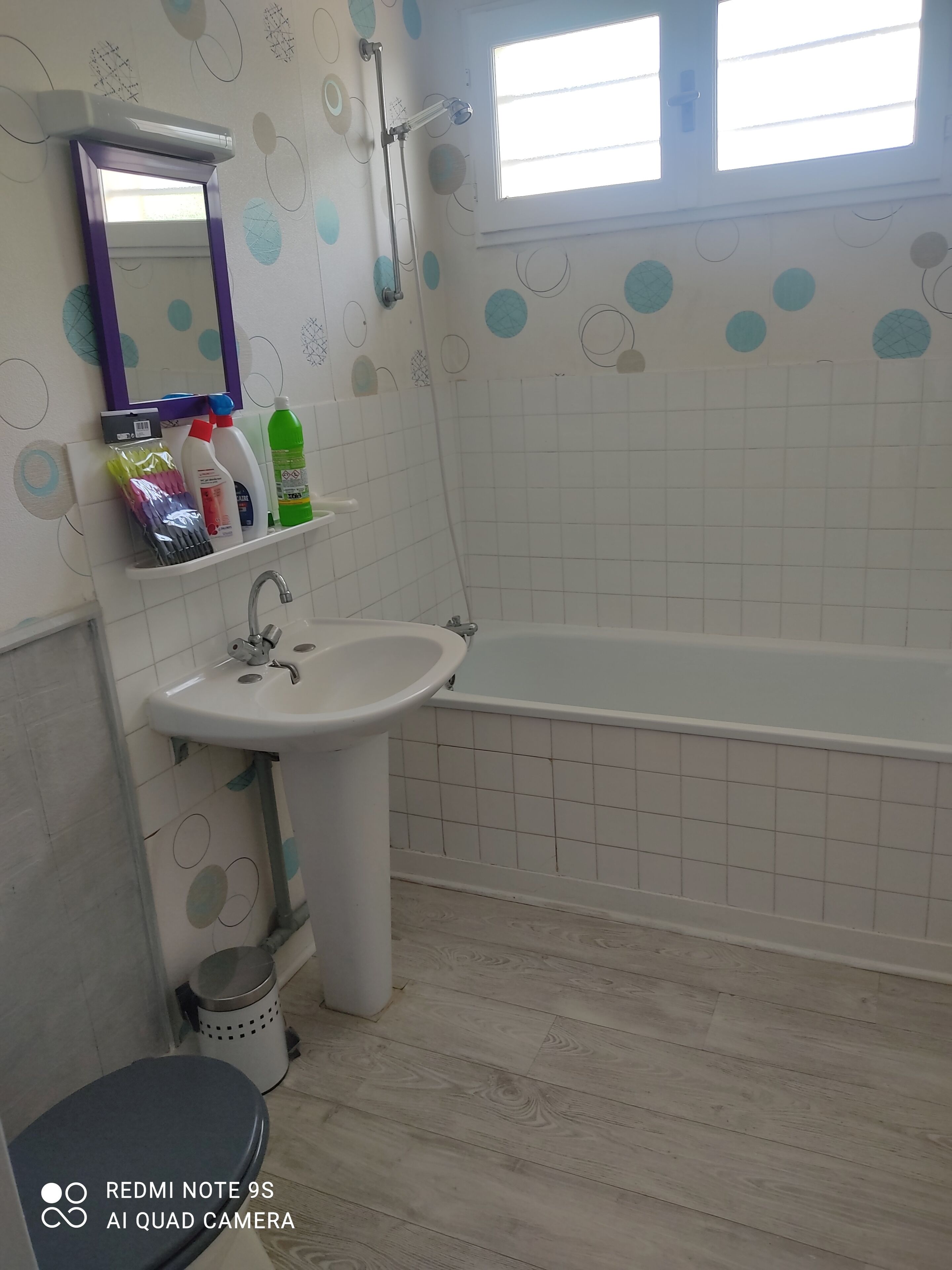 Douche, serviettes fournies, savon, papier toilette