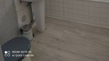 Dusch, handdukar, tvÄl och toalettpapper