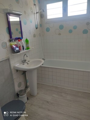 Shower, towels, soap, toilet paper - Agréable Petite Maison de Campagne Dans les Environs de Chef-boutonne 79 (Chef-Boutonne)