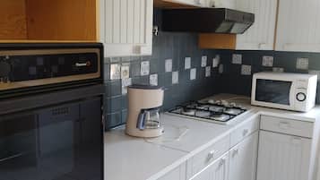 Een microgolfoven, een oven, een kookplaat