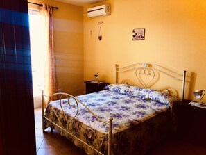 2 soverom, strykejern/-brett og reiseseng for barn