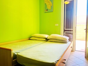 2 bedrooms, iron/ironing board, travel crib