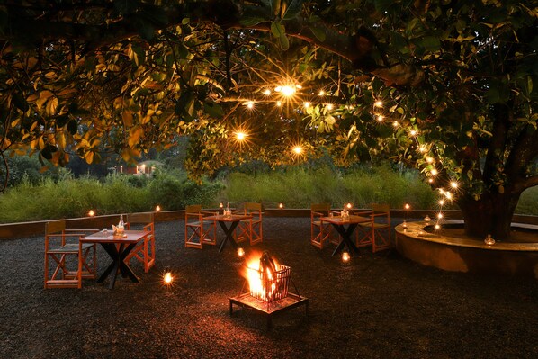 Outdoor dining - Lemon Tree Wildlife Resort Kanha (Baihar)