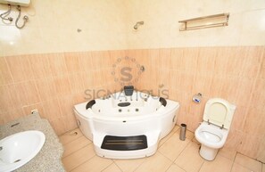 Suite | Bathroom | Towels - Signatious Hotel and Suites (Warri)
