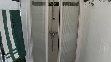 Sèche-cheveux, serviettes fournies, savon, papier toilette