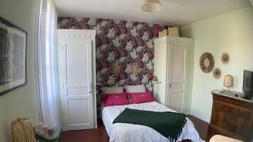 1 slaapkamer, een strijkplank/strijkijzer, wifi, beddengoed