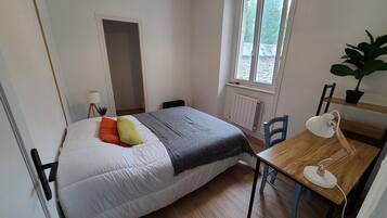 2 slaapkamers, een strijkplank/strijkijzer, gratis wifi