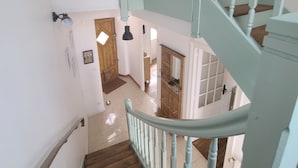 Un escalier à plusieurs niveaux avec des marches en bois et des rampes bleu clair.