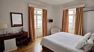 Escritorio, espacio para trabajar con laptop y wifi gratis