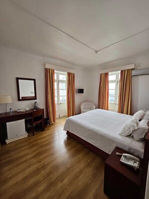 Een bureau, een laptopwerkplek, gratis wifi, beddengoed