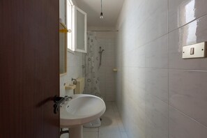 A bathroom with a sink, toilet, shower, and a mirror. - 3681 Casakore by Barbarhouse (Porto Cesareo)