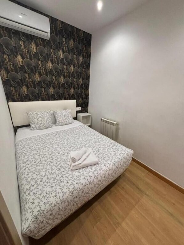 Eenvoudige kamer (Double Small with Shared Bathroom) | Verduisterende gordijnen, gratis wifi, beddengoed