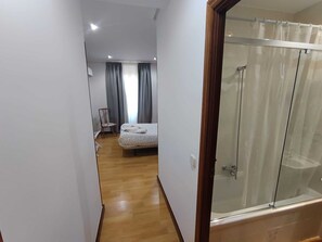 Basic Double Room, Ensuite | Blackout drapes, free WiFi, bed sheets - Flat55madrid (Madrid)