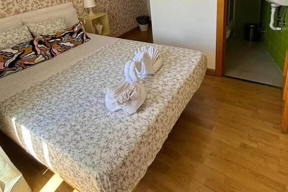 Double Room, Ensuite | 1 bedroom, blackout curtains, free WiFi, bed sheets