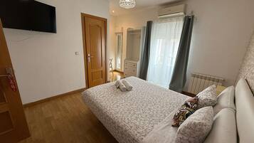 Basic Double Room, Ensuite | Blackout drapes, free WiFi, bed sheets