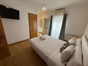 Basic Double Room, Ensuite | Blackout drapes, free WiFi, bed sheets - Flat55madrid (Madrid)