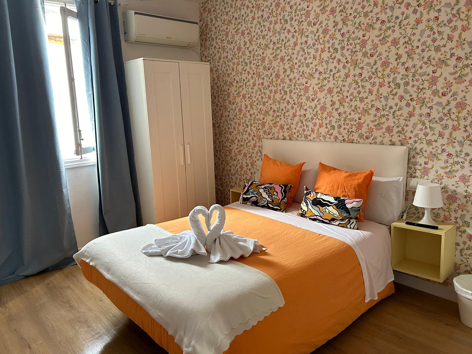 Cortinas opacas, wifi gratis, ropa de cama