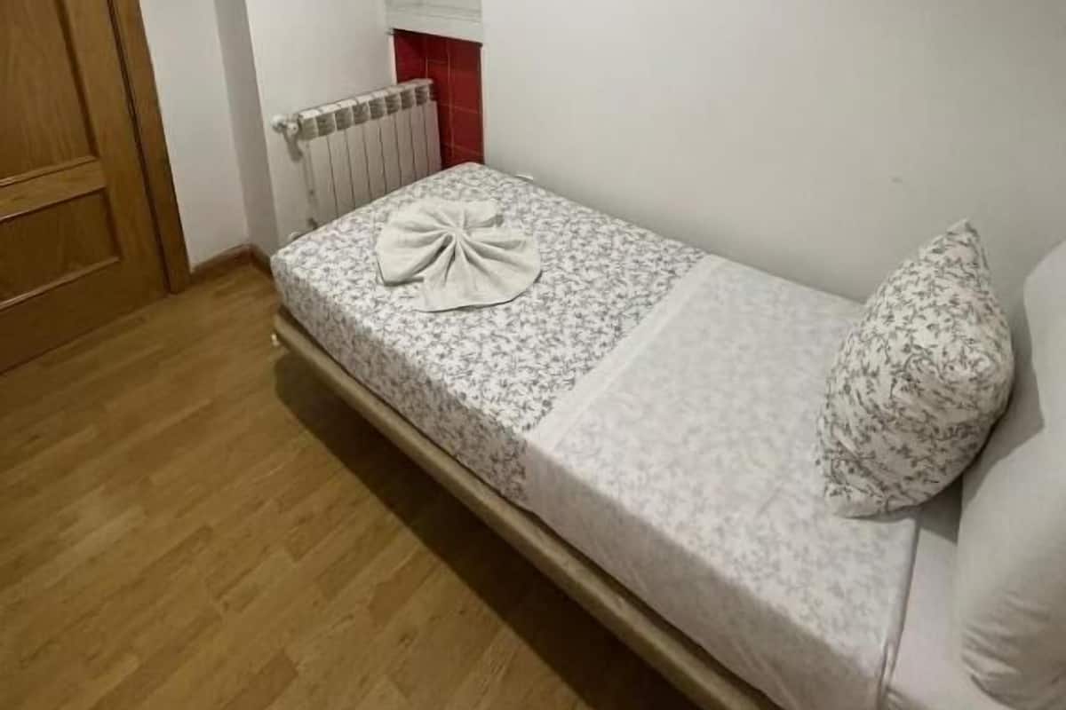 Economy Single Room (Shared Bathroom) | 1 bedroom, blackout curtains, free WiFi, bed sheets