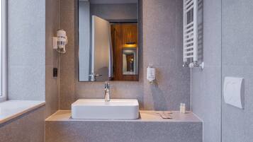 Kahden hengen deluxe-huone, 1 keskisuuri parisänky | Kylpyhuone | Suihku, sadesuihkupää, ilmaiset hygieniatuotteet, hiustenkuivaaja