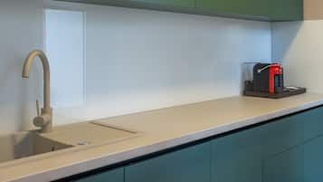 Deluxe Suite, 1 Bedroom, Non Smoking, City View | Private kitchen