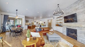 Smart-tv, eldstad och böcker