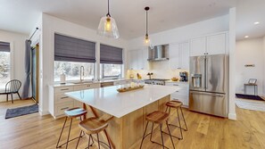 Kylskåp, mikrovågsugn, ugn och spishäll