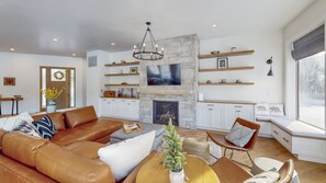 Smart-tv, eldstad och böcker