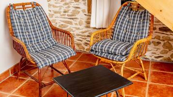 Apartment, 1 Schlafzimmer | Wohnbereich | 24-cm-Fernseher mit Digitalempfang