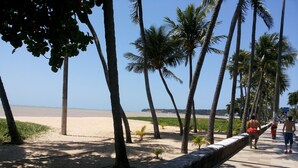 Am Strand, weißer Sandstrand, 18 Strandbars