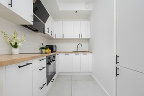 Mikrobølgeovn, ovn, opvaskemaskine, køkkentøj/tallerkener/redskaber