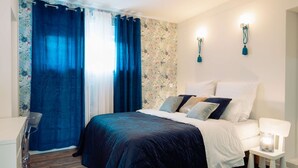 3 dormitorios, escritorio, tabla de planchar con plancha y ropa de cama