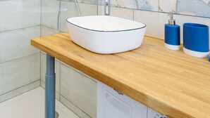 Ducha, secador de pelo y toallas