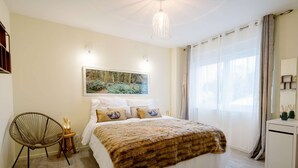 Desk, iron/ironing board, WiFi, bed sheets