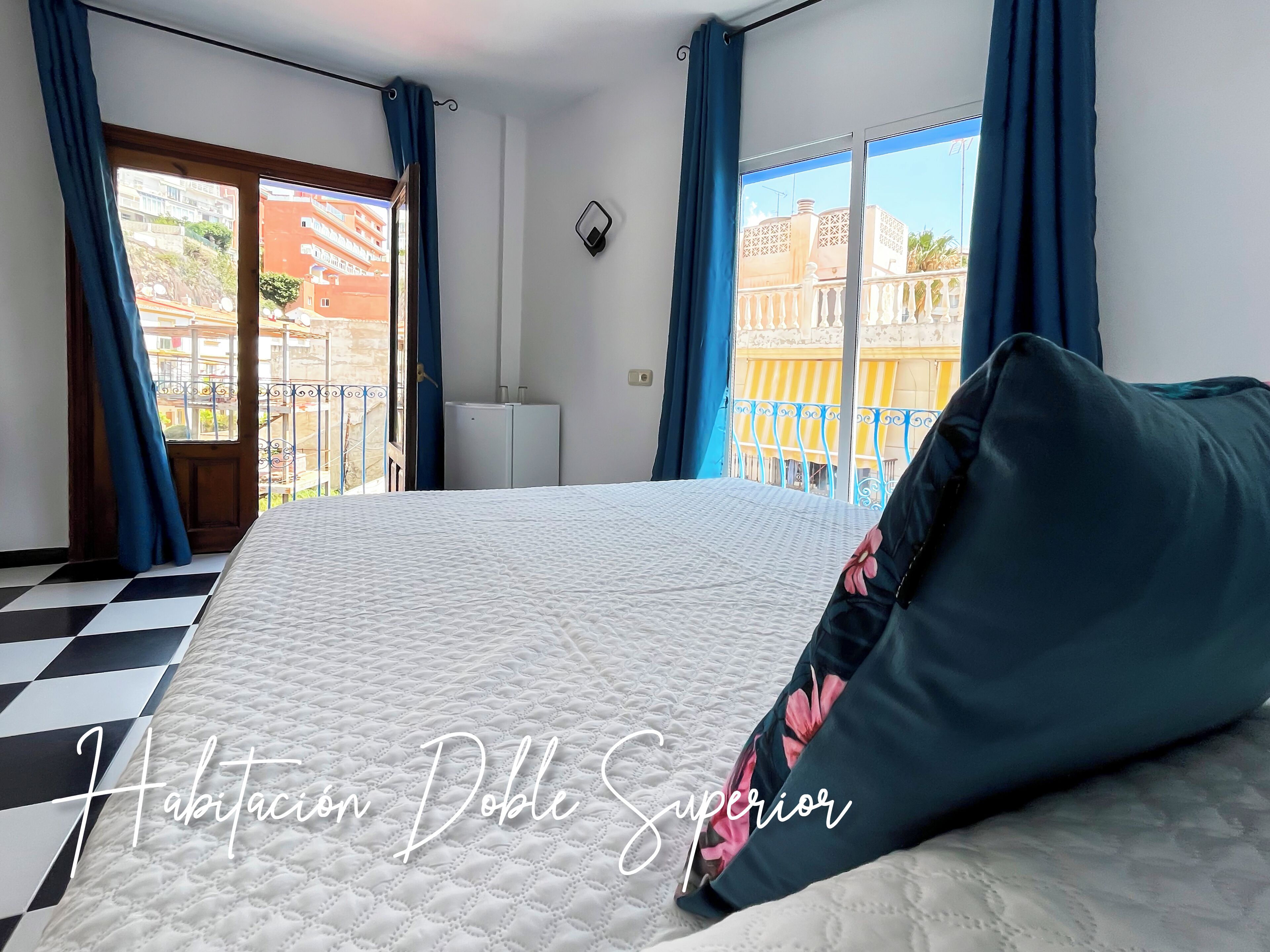 Quarto casal superior | Escrivaninha, Wi-Fi de cortesia