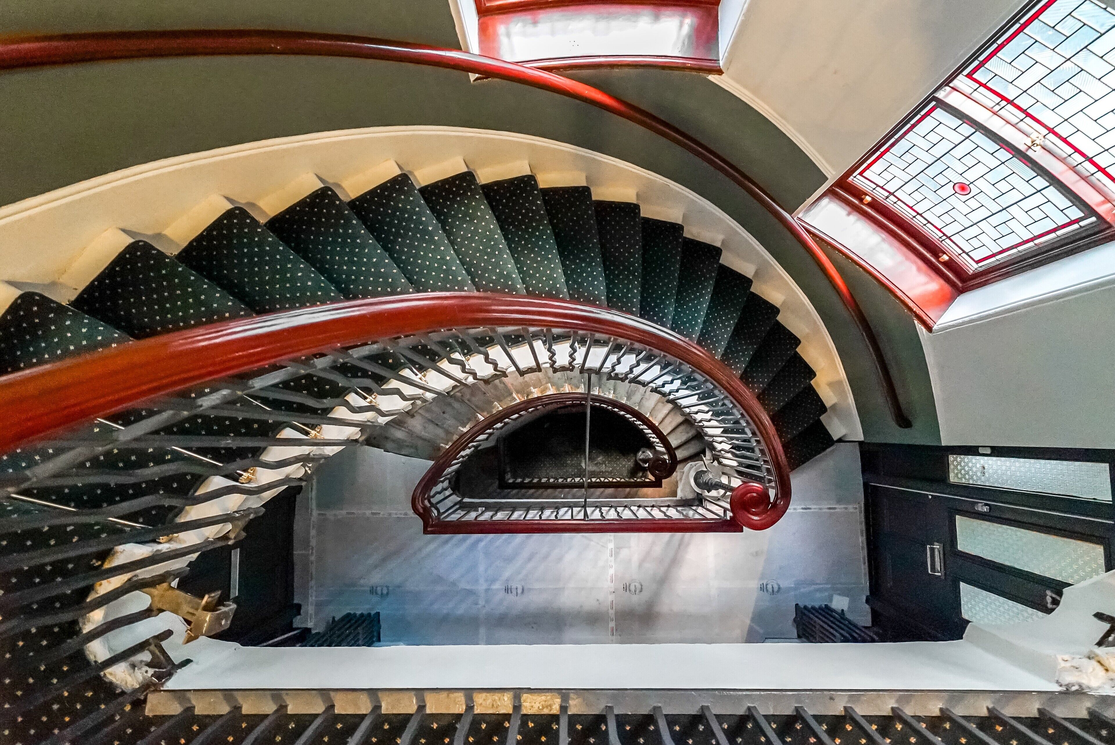 المنشأة من الداخل