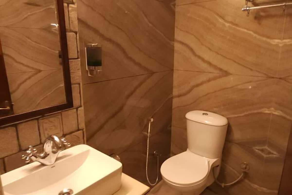 Bathroom | Free toiletries, slippers