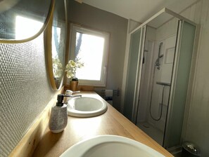 Sèche-cheveux, serviettes fournies, savon, shampoing