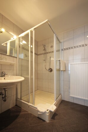 Classic-Doppel- oder -Zweibettzimmer | Badezimmer | Dusche, Haartrockner, Handtücher
