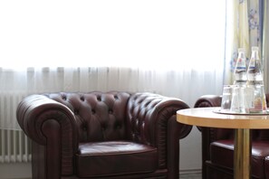 舒适双人房或双床房 | 起居区 | 平板电视