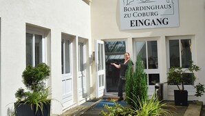 A building with a sign reading "Boardinghaus zu Coburg Eingang". - Boardinghaus zu Coburg (Coburg)