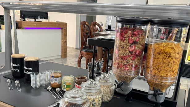 A snack bar with various jars of spreads and granola. - Boardinghaus zu Coburg (Coburg)